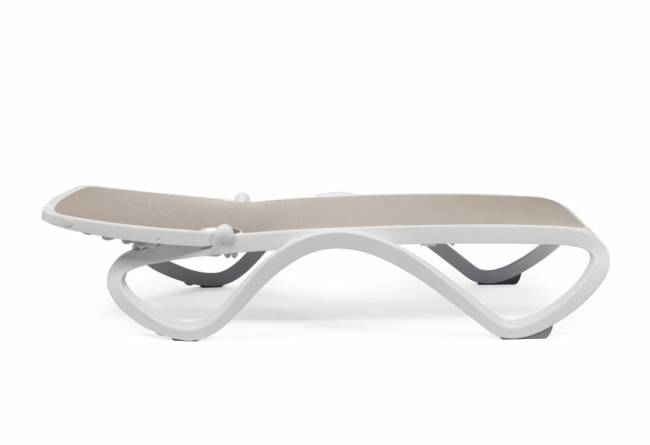 Шезлонг-лежак пластиковый Omega белый, тортора 1700-1945х690х910 мм Шезлонг-лежак пластиковый Omega белый, тортора 1700-1945х690х910 мм