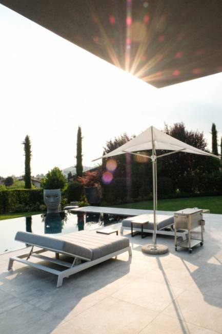 Шезлонг-лежак мягкий Bite белый, светло-серый 2030х900х600 мм