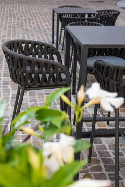 Кресло барное плетеное с подушкой Tahiti черный, темно-серый, черный 560х570х1040 мм Кресло барное плетеное с подушкой Tahiti черный, темно-серый, черный 560х570х1040 мм