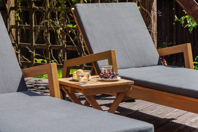 Комплект из 2-х шезлонгов PAOLO из акации и столика LUCIO